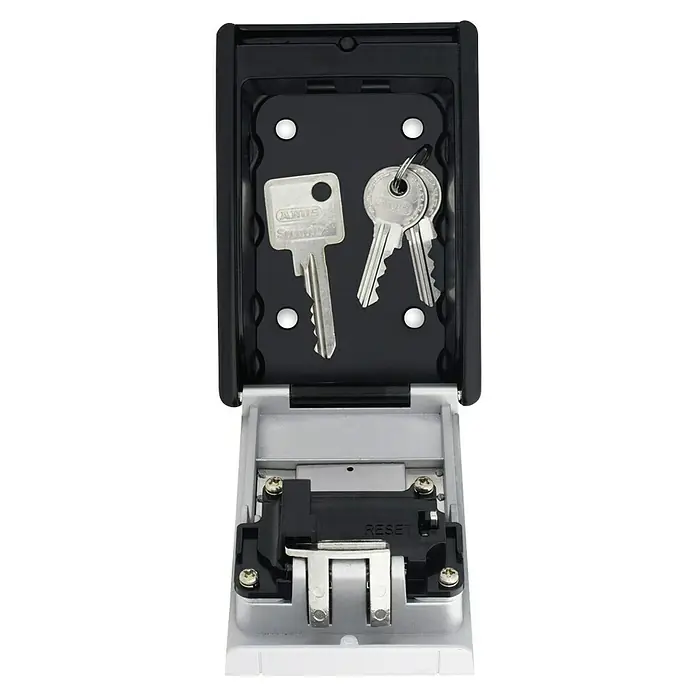 Abus Schlüsselbox Key Garage 787 LED - Geeignet für: Bis zu 20 Schlüssel, L x B x H: 45 x 80 x 120 mm, Mit LED-Beleuchtung - Nahaufnahme eines ABUS Schlüsseltresors mit zwei Schlüsseln im Inneren, der Tresor ist geöffnet und zeigt das Zahlenschloss.