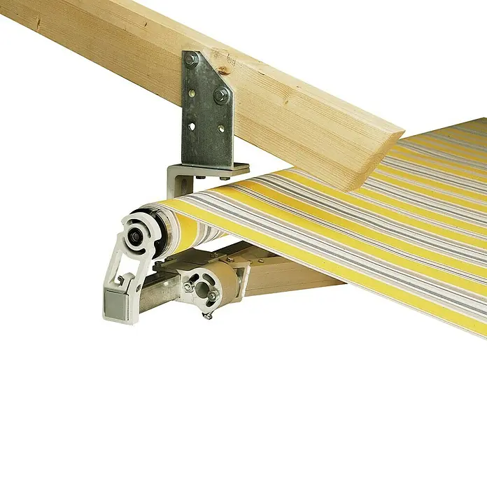 Solid Elements Dachsparrenadapter - 195 x 60 x 100 mm, Lichtgrau, Passend für: Solid Elements Gelenkarmmarkisen - Nahaufnahme einer gelb-gestreiften Markise mit Holzrahmen und Metallbeschlägen für den Außenbereich.
