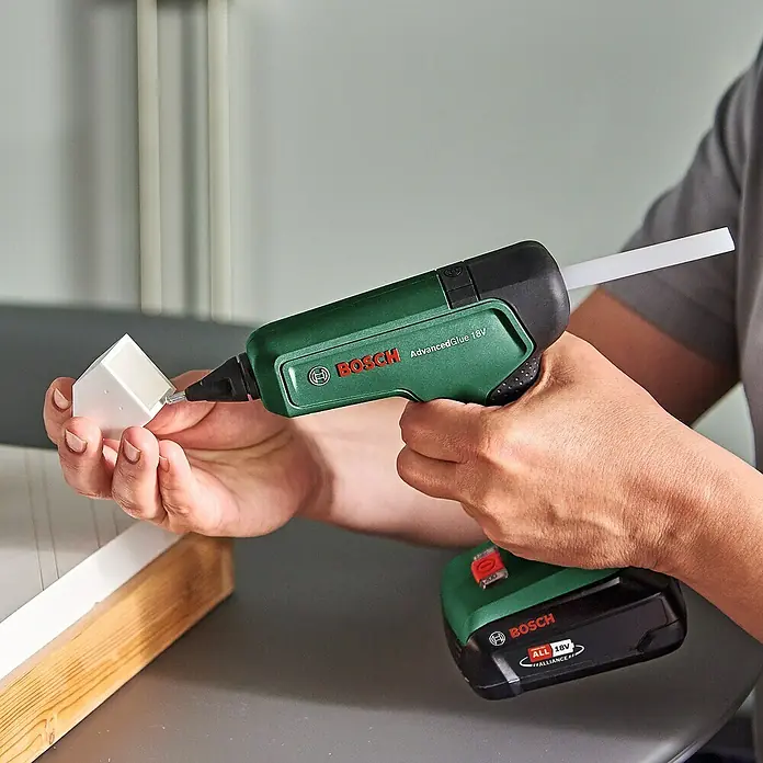 Bosch Power for All 18V Akku-Heißklebepistole AdvancedGlue 18V - 18 V, Ohne Akku, Temperaturbereich: 130 °C - 200 °C - Der Bosch AdvancedGlue 18V Akku-Heißklebepistole wird zum Kleben eines weißen Werkstücks verwendet.