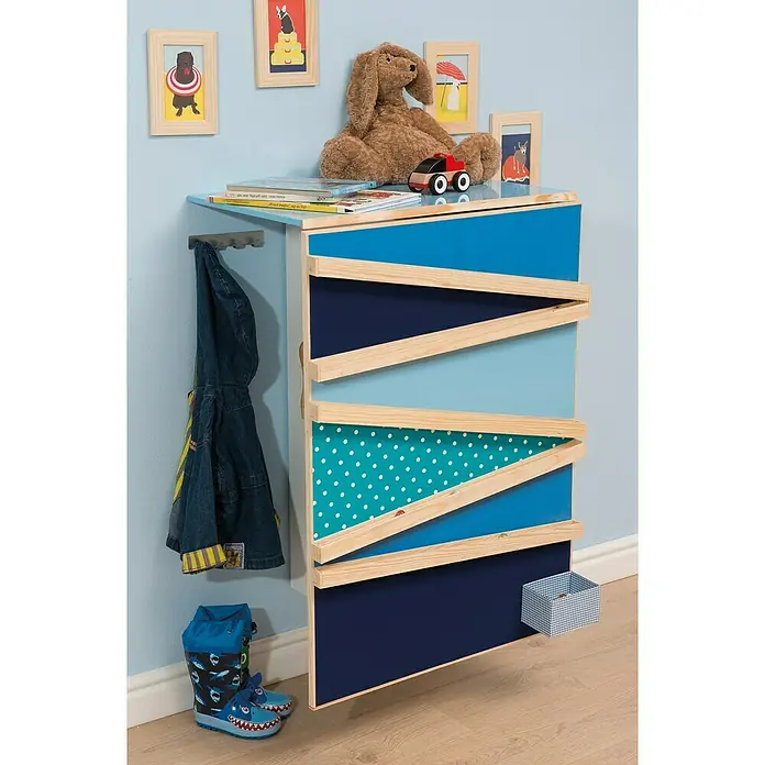 D-c-fix Lámina adhesiva - An x Al: 45 x 150 cm, Azul terciopelo - Una habitación infantil con un mueble de juguetes colorido con varios compartimentos y detalles de madera.