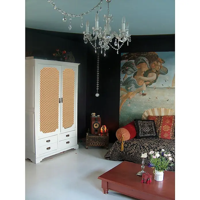 D-c-fix Lámina adhesiva - An x Al: 45 x 200 cm - Una habitación elegante con un armario blanco con estampados, una lámpara de araña brillante y un sofá cómodo con cojines.