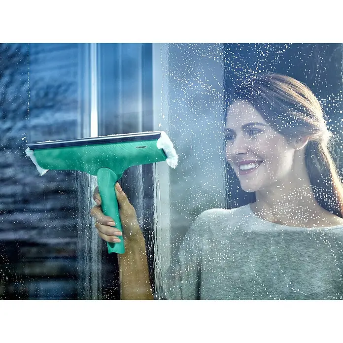 Leifheit Fenster-Wischer Windows & Frame Cleaner L Micro duo - Breite: 32 cm, Kunststoff - Frau putzt Fenster mit einem grünen Leifheit Fensterwischer. Der Fensterwischer sorgt für streifenfreien Glanz auf Glasoberflächen.