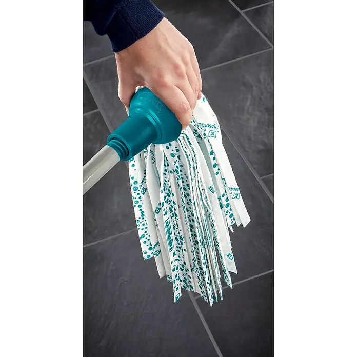 Leifheit Set de limpieza Classic - 12 l, Azul - Primer plano de una fregona LEIFHEIT con paños de limpieza absorbentes, sostenida por una mano contra un fondo de azulejos oscuros.