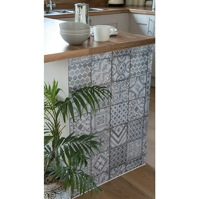 D-c-fix Lámina adhesiva - An x Al: 45 x 150 cm, Mosaico gris - Primer plano de una zona de cocina con encimera de aspecto de madera, vajilla y un revestimiento decorativo de azulejos en tonos grises.