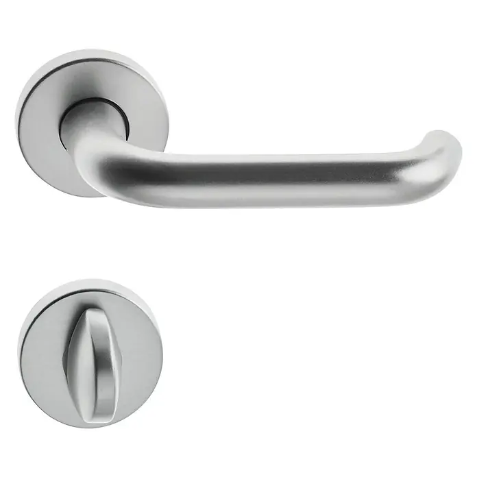 Portaferm WC-Drückergarnitur - Schlitzkopf/Olive, Aluminium, Rosette - Eine moderne Türgarnitur in Silber, bestehend aus einem Türgriff und einem Drehknopf, vor einem schwarzen Hintergrund.