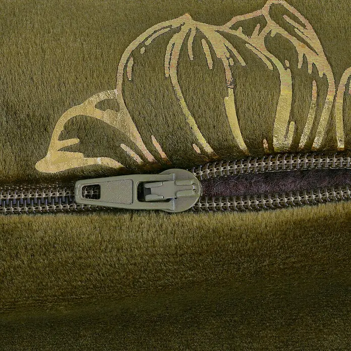 Kissen Fiona - Military Olive, 45 x 45 cm, 100 % Polyester - Nahaufnahme eines olivgrünen Kissens mit einem goldenen Blütenmuster und einem passenden Reißverschluss.