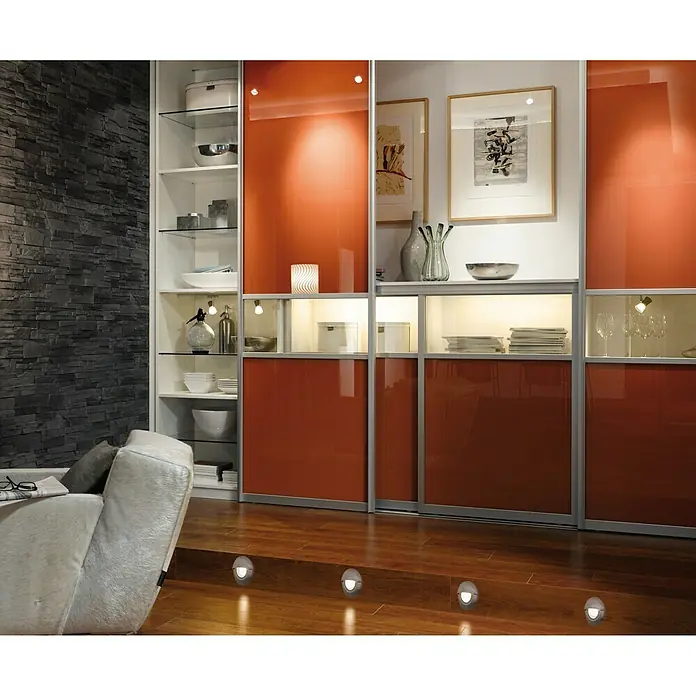 Paulmann Special Line LED-Einbauleuchten-Abdeckung Cap - Edelstahl, IP65 - Ein modernes Wohnzimmer mit einem eleganten orangefarbenen Schrank und stilvoller Beleuchtung, das ein gemütliches und luxuriöses Ambiente schafft.