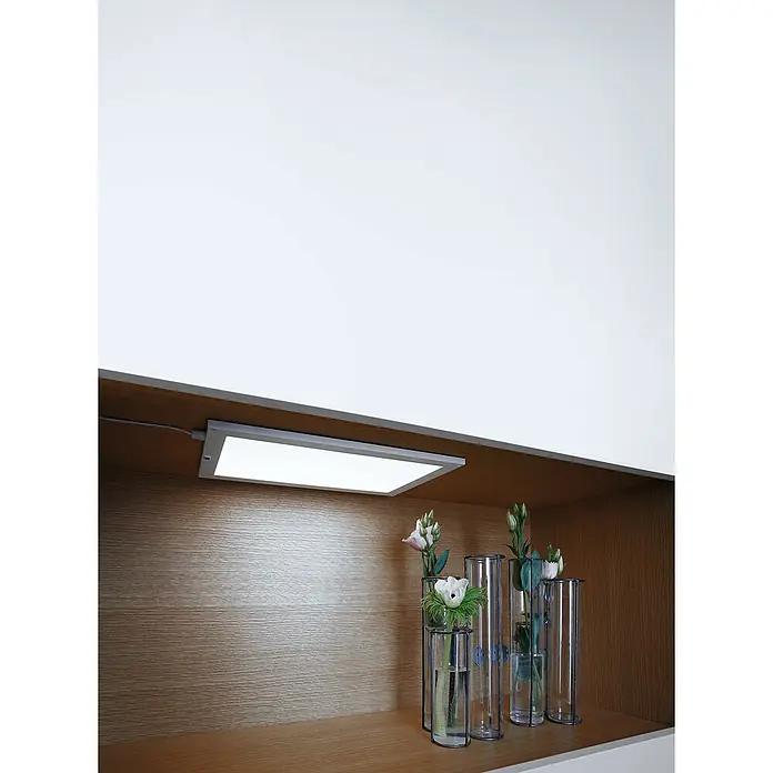 Ledvance LED-PanelL x B x H: 30 x 20 x 8 cm, Mehrfarbig, 6,8 W - Eine moderne Unterbauleuchte beleuchtet stilvoll eine Ablage mit dekorativen Vasen und frischen Blumen.