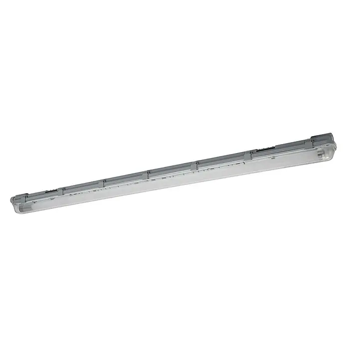 Osram LED-Feuchtraumlichtleiste Submarine - L x B x H: 126,1 x 6,6 x 7,5 cm, Lichtfarbe: Kaltweiß, 16 W, IP65 - Das Bild zeigt eine längliche Feuchtraumleuchte mit grauen Befestigungsclips vor einem schwarzen Hintergrund.