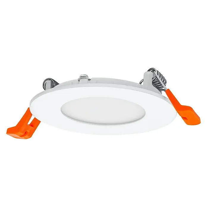 Osram LED-Einbauspot - Warmweiß, Durchmesser: 8,5 cm, Weiß - Nahaufnahme einer runden, weißen LED-Deckenleuchte mit orangefarbenen Befestigungsclips vor einem schwarzen Hintergrund.
