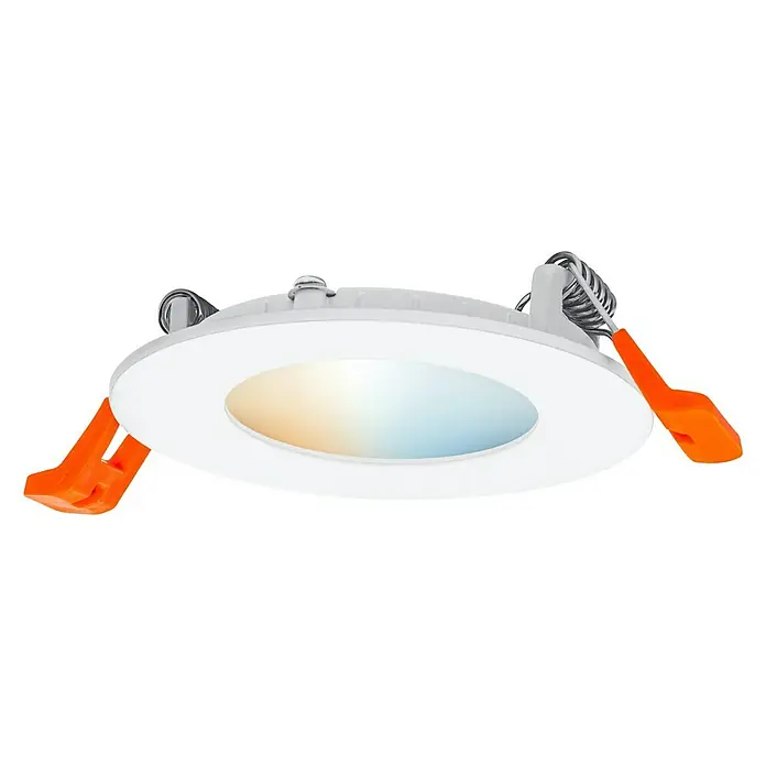 Osram LED-Einbauspot - Warmweiß, Durchmesser: 8,5 cm, Weiß - Nahaufnahme einer LED-Deckenleuchte mit weißen Blenden und orangefarbenen Befestigungsclips vor einem schwarzen Hintergrund.