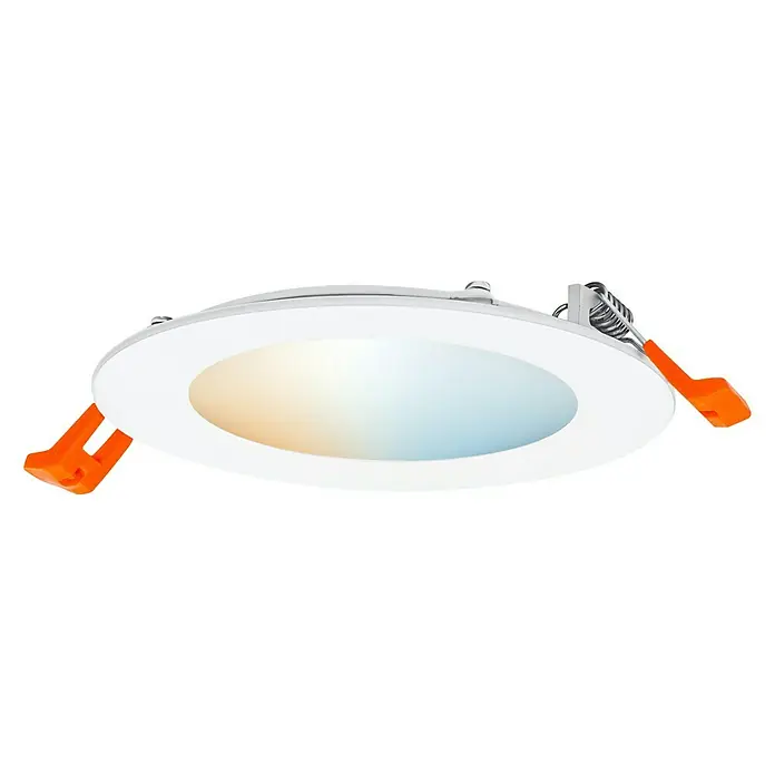 Ledvance LED-Einbauleuchte rund - 8 W, Ø x H: 12 x 2,4 cm, Warmweiß - Nahaufnahme einer runden, weißen LED-Deckenleuchte mit orangefarbenen Befestigungsclips auf einem schwarzen Hintergrund.