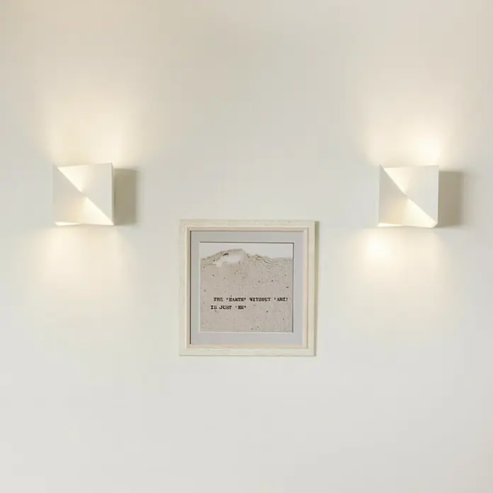 Ledvance LED-Wandleuchte - 23 W, L x B x H: 30 x 15 x 10,5 cm, Weiß, Mehrfarbig - Wandmontierte quadratische LED-Leuchten in Weiß flankieren ein gerahmtes Bild und schaffen eine helle und moderne Raumatmosphäre.