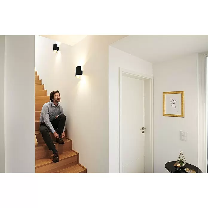 Ledvance Smart+ WiFi LED-Wandleuchte - 12 W, L x B x H: 12,7 x 9,5 x 23 cm, Schwarz, Warmweiß - Anwendungsbeispiel