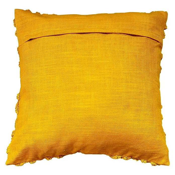 Kissen Gitta - Golden Glow, 45 x 45 cm, 100 % Baumwolle - Nahaufnahme eines quadratischen, goldgelben Kissens mit dekorativer Pompon-Bordüre, perfekt für stilvolle Wohnakzente.