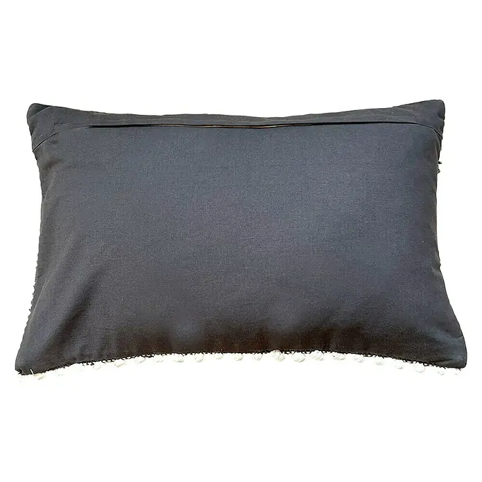 Kissen Jari - Charcoal Grey, 60 x 40 cm, 80 % Baumwolle, 20 % Polyester - Elegantes, rechteckiges Kissen in dunklem Stoff mit dekorativer Bommelborte für stilvolle Akzente in Ihrem Wohnraum.