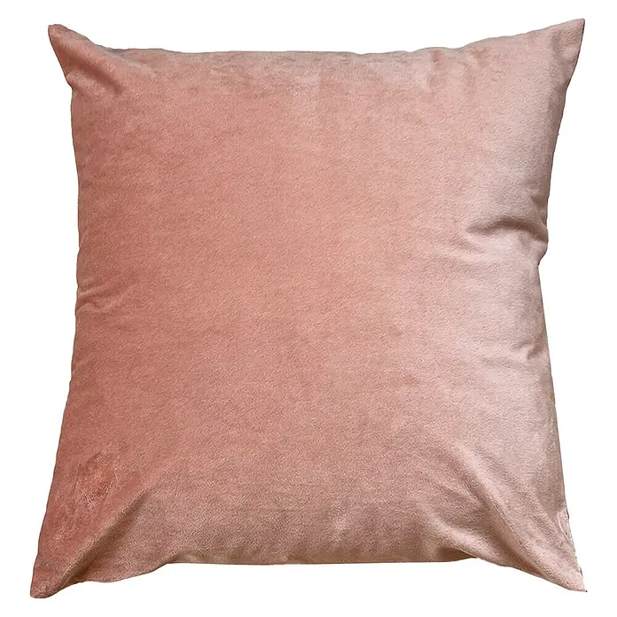 Kissen Finja - Muted Clay, 60 x 60 cm, 100 % Polyester - Nahaufnahme eines quadratischen, rosafarbenen Samtkissens mit weicher Textur und subtilen Lichtreflexionen auf schwarzem Hintergrund.