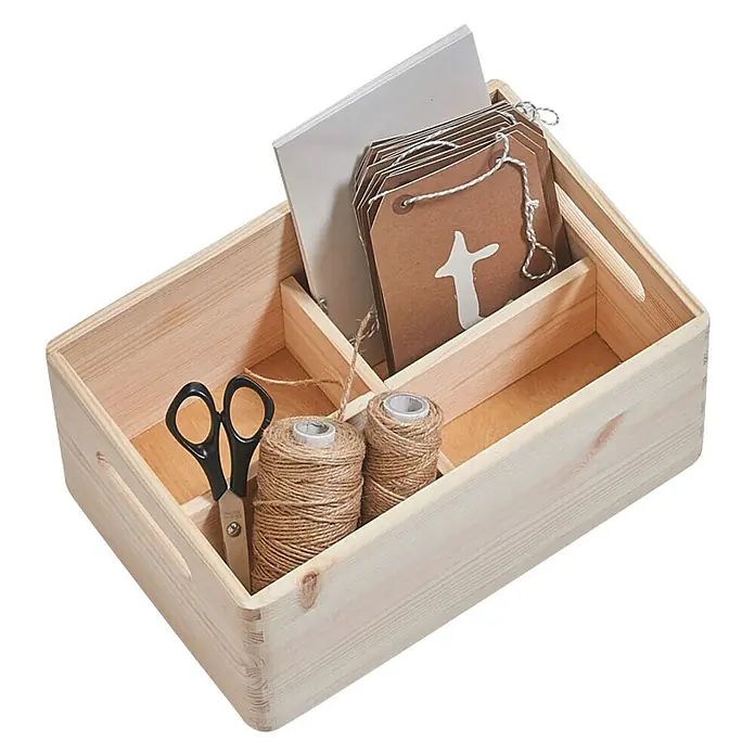 Zeller Present Fachteiler S - Passend für: Stapelbox S - Holzkiste mit verschiedenen Bastelutensilien, darunter Schere, Bindfaden, Etiketten und Papier, ideal für DIY-Projekte und kreative Hobbys.
