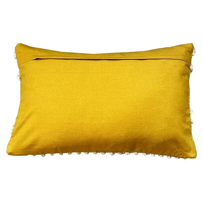 Kissen Jari - Golden Glow, 60 x 40 cm, 80 % Baumwolle, 20 % Polyester - Gelbes dekoratives Kissen mit weißen Bommeln und Reißverschluss auf schwarzem Hintergrund für Zuhause und Büro.