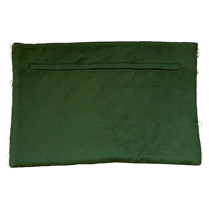 Kissen Jari - Chive, 60 x 40 cm, 80 % Baumwolle, 20 % Polyester - Nahaufnahme einer grünen Kissenhülle mit dekorativen weißen Akzenten. Ideal für Wohnaccessoires mit Stil.