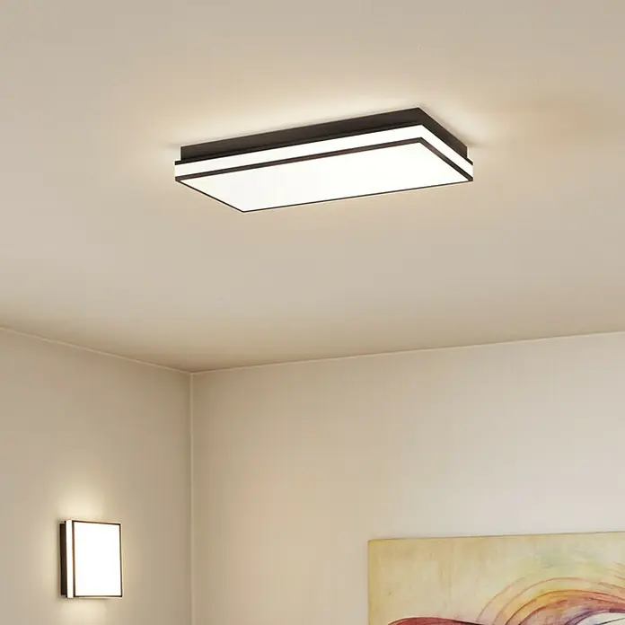 Ledvance LED-Deckenleuchte42 W, L x B x H: 45 x 45 x 8,6 cm, Schwarz, Mehrfarbig - Moderne Deckenleuchte mit rechteckigem Design und warmem Licht, ideal für Wohn- oder Schlafzimmer, und einer quadratischen Wandleuchte links.