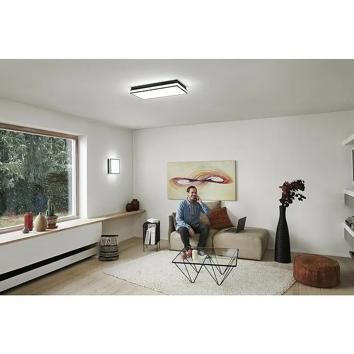 Ledvance LED-Deckenleuchte - 42 W, L x B x H: 60 x 30 x 8,6 cm, Schwarz, Mehrfarbig - Ein modernes Wohnzimmer mit einer rechteckigen Deckenleuchte, die helles Licht spendet. Der Raum wirkt einladend und stilvoll.