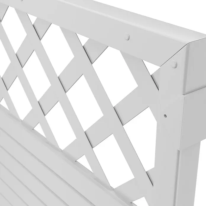 T & J Lightline Sichtschutzelement - 90 x 180 cm, Mit Rankgitter, Weiß, Halbelement - Detailansicht eines weißen Gartenpavillons mit dekorativem Lattenmuster, das Schatten und Eleganz vereint. Die saubere Verarbeitung unterstreicht das Design.