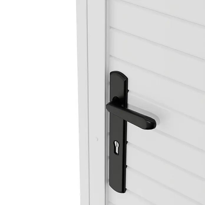 T & J Lightline Gartentür - 100 x 180 cm, Kunststoff, Weiß - Nahaufnahme eines weißen Schrankes mit einem schwarzen Türgriff. Der Türgriff ist vertikal montiert und hat ein Schlüsselloch.
