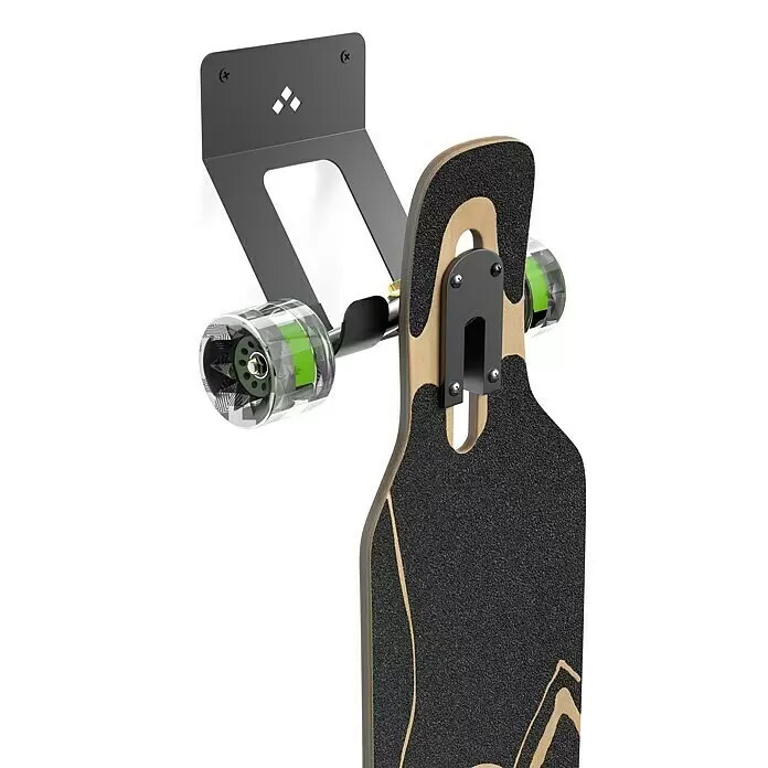 Rei Wandträger - Geeignet für: Skateboards, L x B x H: 100 x 145 x 125 mm - Schwarze Metall-Wandhalterung hält ein Longboard mit Holzdeck, schwarzem Griptape und transparenten grünen Rollen.