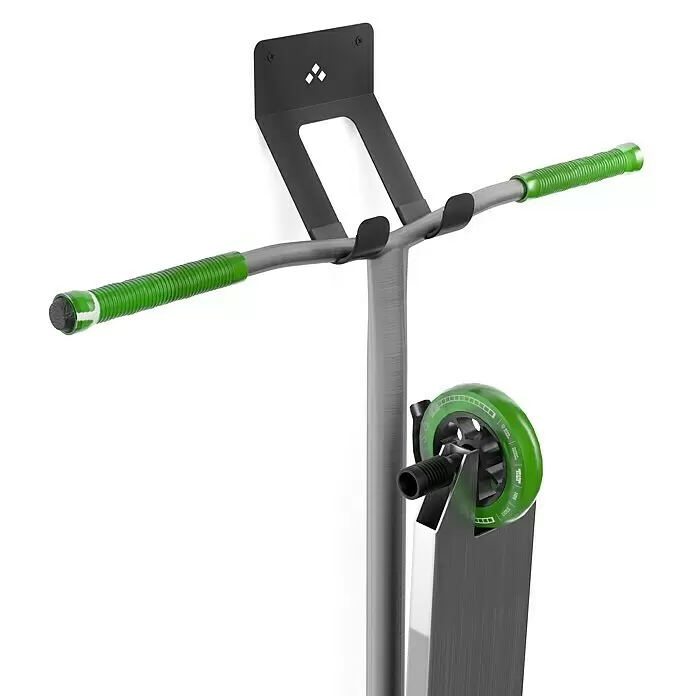 Rei Wandträger - Geeignet für: Skateboards, L x B x H: 100 x 145 x 125 mm - Ein silberner Roller mit grünen Lenkergriffen und grünem Rad hängt an einer schwarzen Wandhalterung mit Logo.