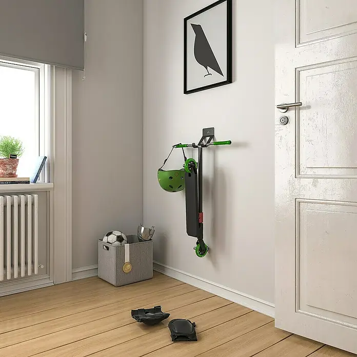 Rei Wandträger - Geeignet für: Skateboards, L x B x H: 100 x 145 x 125 mm - Wandhalterung für Roller mit einem Roller, einem Helm und Schutzkleidung im Flur, die eine organisierte Aufbewahrungslösung bietet.