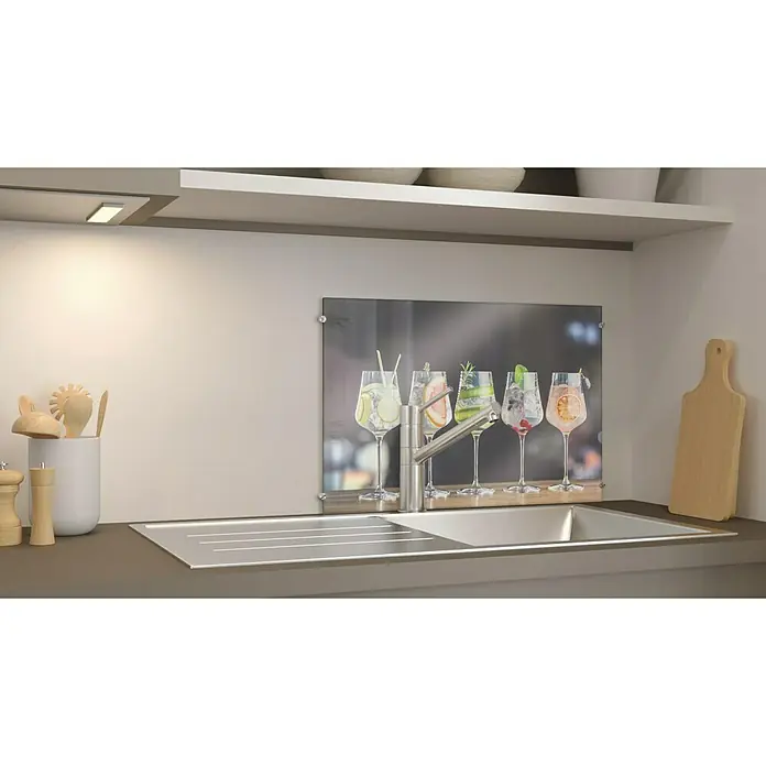 CUCINE Küchenrückwand - Fruity Gin, 60 x 40 cm, Stärke: 6 mm, Einscheibensicherheitsglas (ESG) - Küchenspiegel mit Getränkemotiv über einer Spüle, der eine stilvolle und praktische Ergänzung für jede Küche darstellt.