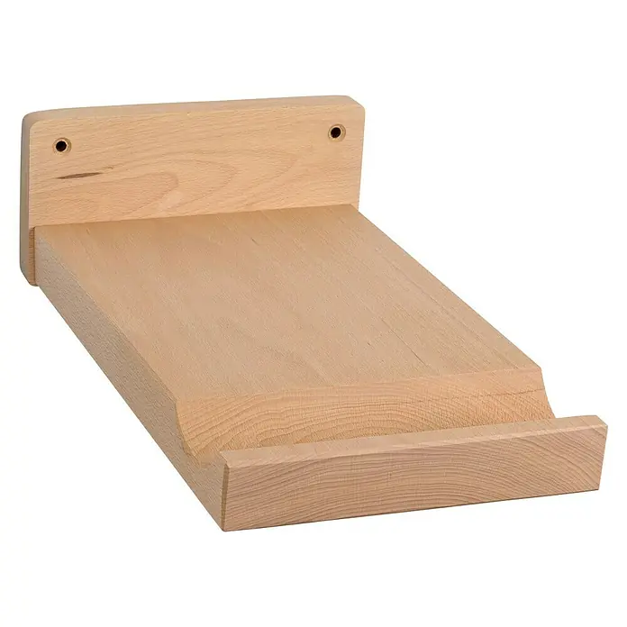 Rei Aparcamiento de bicicletas - L x An x Al: 35 x 20 x 10 cm, Madera - Primer plano de una estantería de pared de madera sobre un fondo negro, perfecta para el almacenamiento.