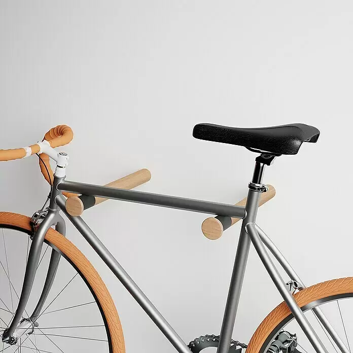 Rei Fahrradhalterung - Länge: 310 mm, 2 Stk. - Silbernes Fahrrad mit orangen Reifen und Lenker, auf einer hölzernen Wandhalterung.