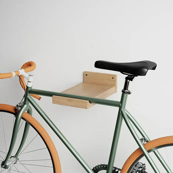 Rei Fahrradhalterung - L x B x H: 35 x 20 x 10 cm, Belastbarkeit: 25 kg - Die Nahaufnahme zeigt ein grünes Fahrrad, das an einem Holzregal an einer weißen Wand befestigt ist.