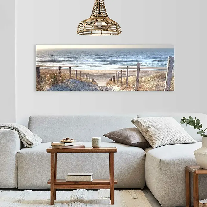 Reinders Decopanel - Dune Path I, B x H: 156 x 52 cm - Ein stimmungsvolles Wohnzimmer mit einem Wandbild vom Strand, das Ruhe und Entspannung ausstrahlt. Die sanften Farben passen perfekt zur Einrichtung.