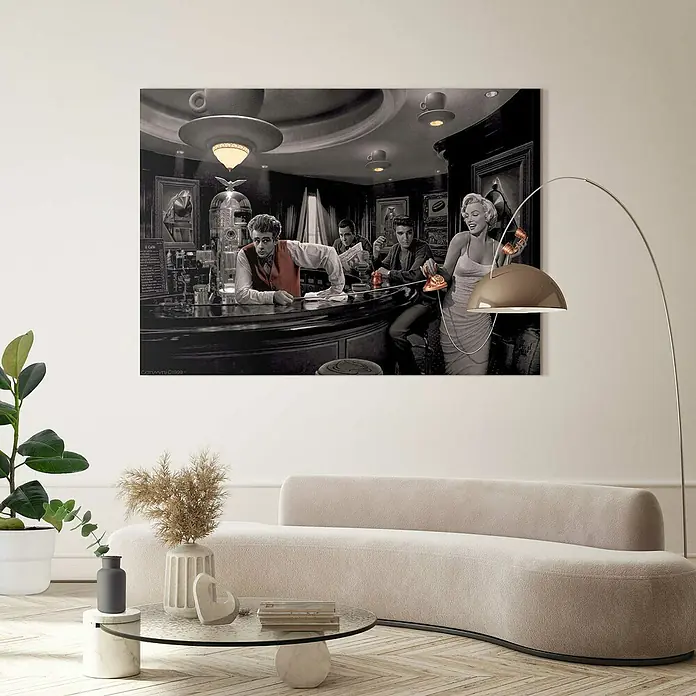 Reinders Decopanel - Chris Consani - Java Dreams, B x H: 140 x 100 cm - Das Leinwandbild zeigt eine Szene mit berühmten Persönlichkeiten in einem stilvollen Interieur und verleiht dem Raum eine künstlerische Note.