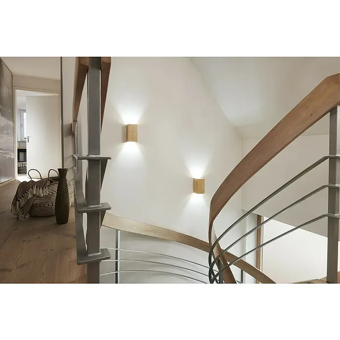 Ledvance Smart+ WiFi LED-Wandleuchte - 12 W, L x B x H: 11 x 11 x 21 cm, Gelb, Warmweiß - Elegante Innenaufnahme eines Treppenhauses mit zwei modernen, rechteckigen Wandleuchten aus Holz, die warmes Licht spenden.