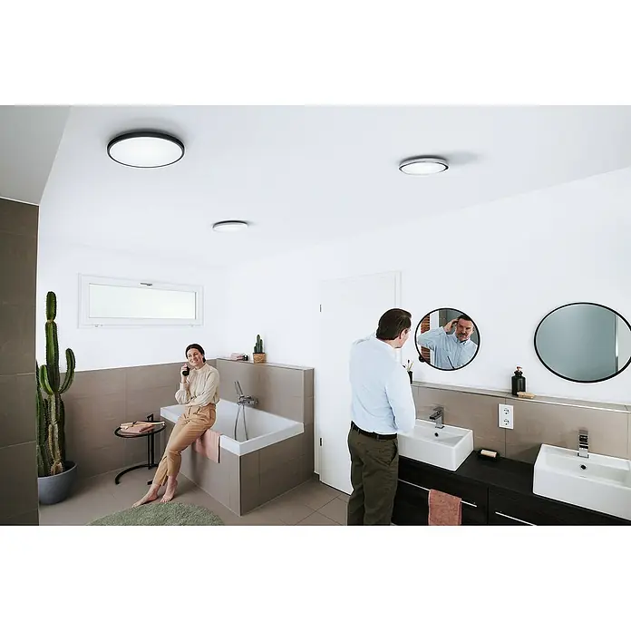 Ledvance LED-Wandleuchte rund - 32 W, Ø x H: 50 x 4,7 cm, Schwarz, Mehrfarbig - Modernes Badezimmer mit drei runden Deckenleuchten, die für eine angenehme und gleichmäßige Ausleuchtung des Raumes sorgen.