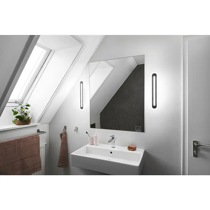 Ledvance Smart+ WiFi LED-Wandleuchte13 W, L x B x H: 30 x 7 x 5 cm, Schwarz, Warmweiß - Modernes Badezimmer mit rechteckigem Spiegel, Waschbecken und zwei schlanken, vertikalen Wandleuchten für eine stilvolle Beleuchtung.