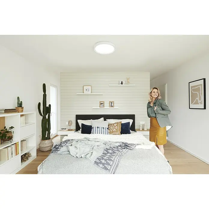 Ledvance LED-Deckenleuchte rund - 28 W, Ø x H: 46 x 9,5 cm, Weiß, Mehrfarbig - Eine moderne Schlafzimmeraufnahme mit einem runden Deckenlicht, das sanftes Licht spendet und eine gemütliche Atmosphäre schafft.