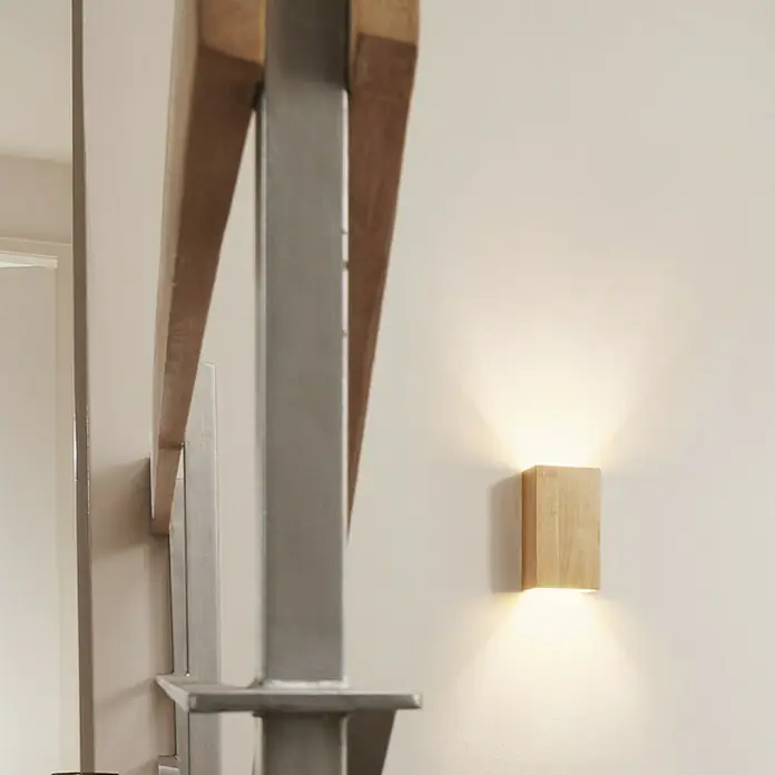Ledvance Smart+ WiFi LED-Wandleuchte - 12 W, L x B x H: 11 x 11 x 21 cm, Gelb, Warmweiß - Moderne Wandleuchte aus Holz für stimmungsvolle Beleuchtung, ideal für Flure und Treppenhäuser. Das minimalistische Design passt perfekt zu jedem Interieur.