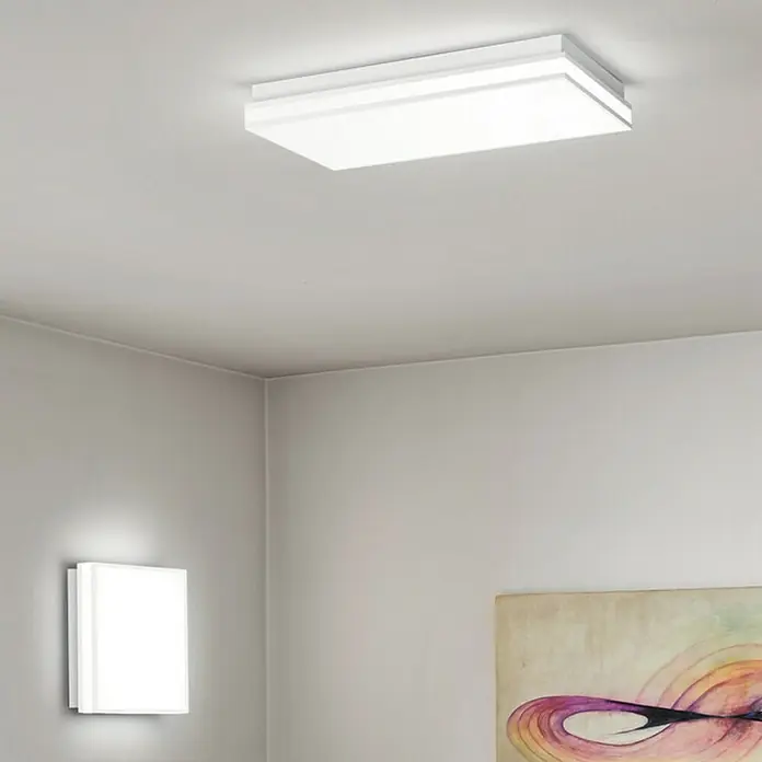 Ledvance LED-Deckenleuchte - 42 W, L x B x H: 45 x 45 x 8,6 cm, Weiß, Mehrfarbig - Das Bild zeigt eine moderne, rechteckige LED-Deckenleuchte in einem Raum mit einem minimalistischen Design. Sie strahlt ein helles, gleichmäßiges Licht aus.
