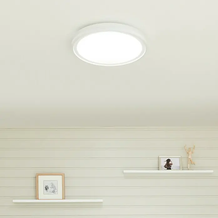 Ledvance LED-Deckenleuchte rund - 28 W, Ø x H: 46 x 9,5 cm, Weiß, Mehrfarbig - Nahaufnahme einer runden, weißen Deckenleuchte, die an einer hellen Decke montiert ist und modernes Design und gute Ausleuchtung bietet.