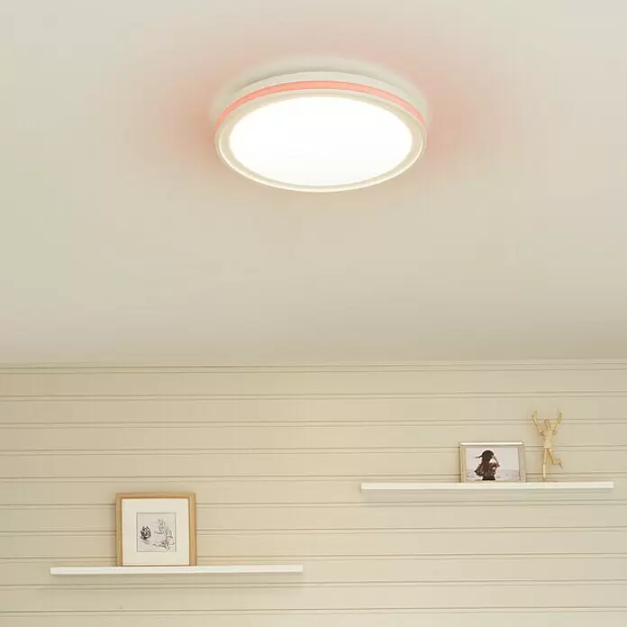 Ledvance LED-Deckenleuchte rund - 28 W, Ø x H: 46 x 9,5 cm, Weiß, Mehrfarbig - Runde weiße Deckenleuchte mit innenliegendem hellem weißem Licht und äußerem rotem Lichtring, an einer Decke installiert.