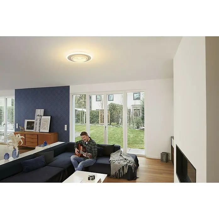 Ledvance LED-Deckenleuchte rund - 32 W, Ø x H: 50 x 10 cm, Weiß, RGBW - Modernes Wohnzimmer mit einer stilvollen Deckenleuchte, die den Raum erhellt und eine gemütliche Atmosphäre schafft.