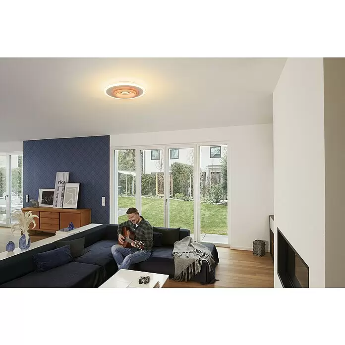 Ledvance LED-Deckenleuchte rund - 32 W, Ø x H: 50 x 10 cm, Weiß, RGBW - Runde LED-Deckenleuchte mit weißen und metallischen konzentrischen Ringen, beleuchtet ein Wohnzimmer.