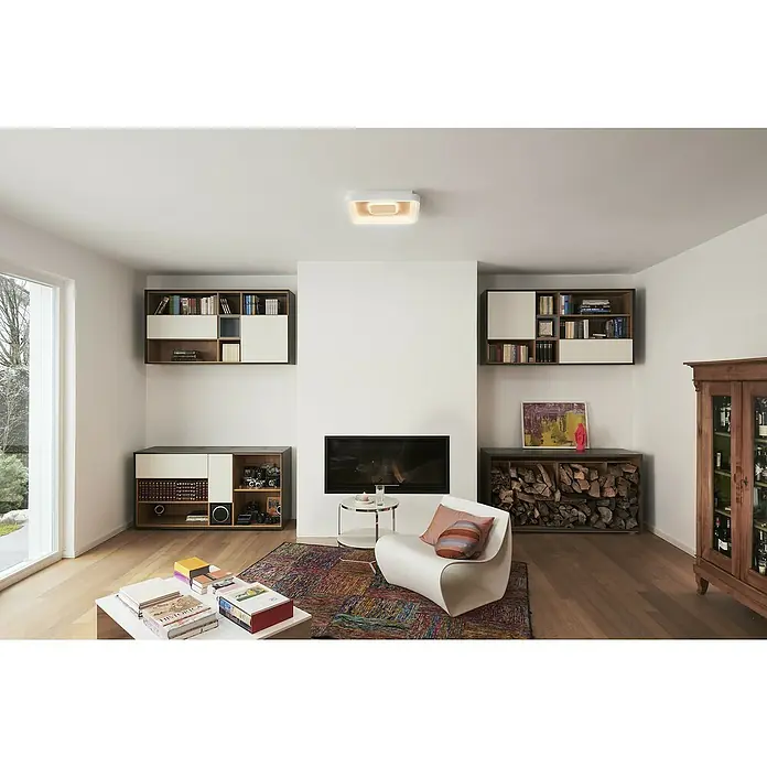 Ledvance LED-Deckenleuchte - 32 W, L x B x H: 48,5 x 48,5 x 8 cm, Weiß, Mehrfarbig - Moderne Wohnzimmergestaltung mit Bücherregalen, Kamin und einem quadratischen Deckenlicht, das den Raum erhellt.
