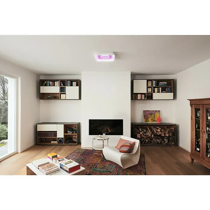 Ledvance LED-Deckenleuchte - 32 W, L x B x H: 48,5 x 48,5 x 8 cm, Weiß, Mehrfarbig - Moderne Wohnraumbeleuchtung: Eine quadratische Deckenleuchte mit farbwechselndem LED-Licht in einem stilvollen Wohnzimmer mit Bücherregalen.