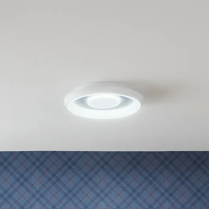 Ledvance LED-Deckenleuchte rund32 W, Ø x H: 48,5 x 8 cm, Weiß, Mehrfarbig - Eine moderne, weiße Deckenleuchte mit einem kreisförmigen Design, die in einem Raum mit gemusterter Tapete installiert ist.